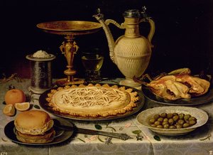 Ainda vida com uma torta, frango assado, pão, arroz e azeitonas
